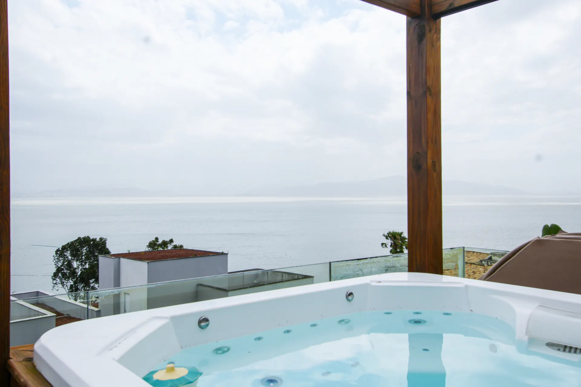 Vista para o mar a partir de varanda com hidromassagem, Sul da Ilha de Florianópolis